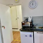 London Studio Apartments, Private Bathroom, Kitchenette, Parking, Np5