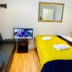 London Studio Apartments, Private Bathroom, Kitchenette, Parking, Np5