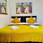 London Studio Apartments, Private Bathroom, Kitchenette, Parking, Np5