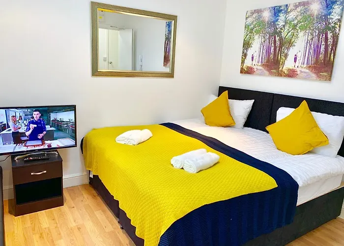 London Studio Apartments, Private Bathroom, Kitchenette, Parking, Np5